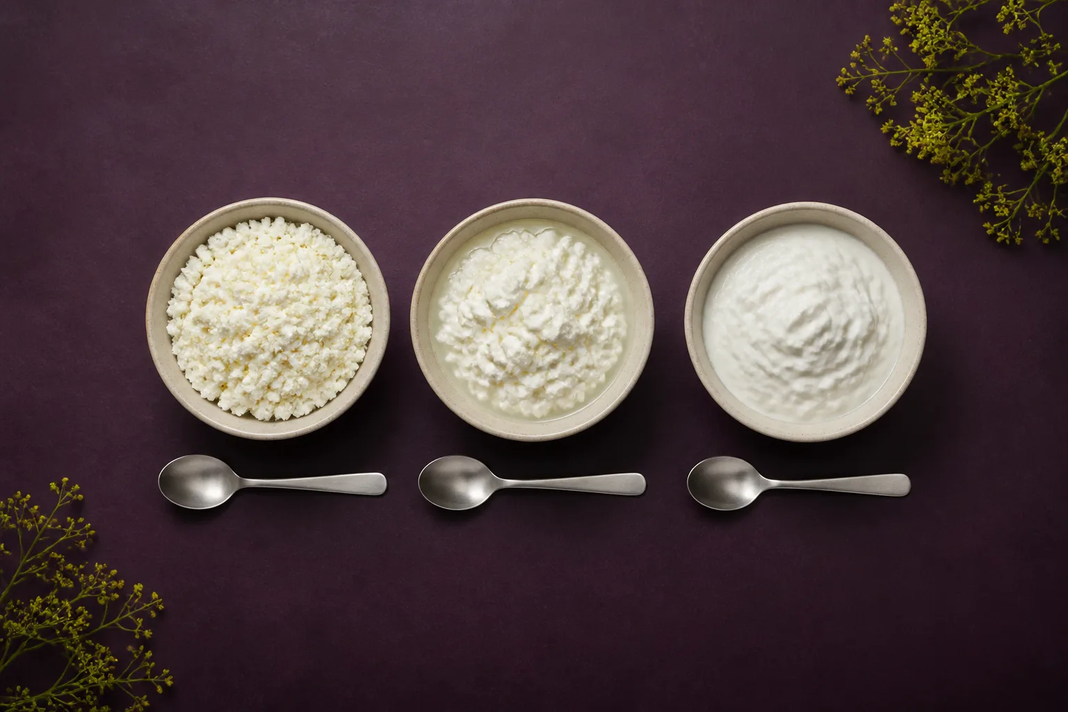 Három azonos tálban morzsás túró, szemcsés cottage cheese és sima natúr skyr látható.